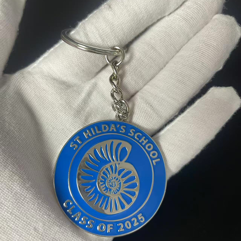 Individuelle Metall Schlüsselanhänger mit Logo bedrucken oder gravieren lassen ✓ Hochwertig ✓ Langlebig ✓ Perfekt als Werbeartikel & Giveaways jetzt online gestalten!